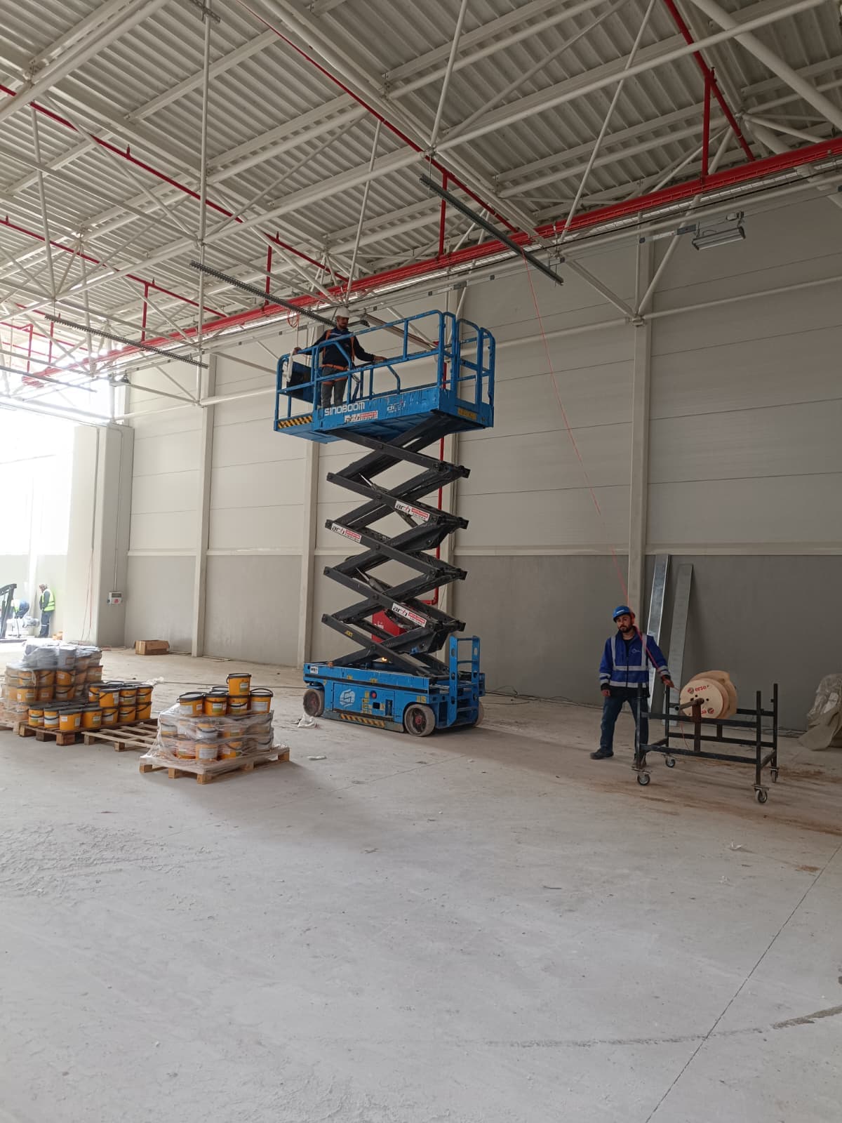 Kapalı mekanda platform ile bakım çalışması